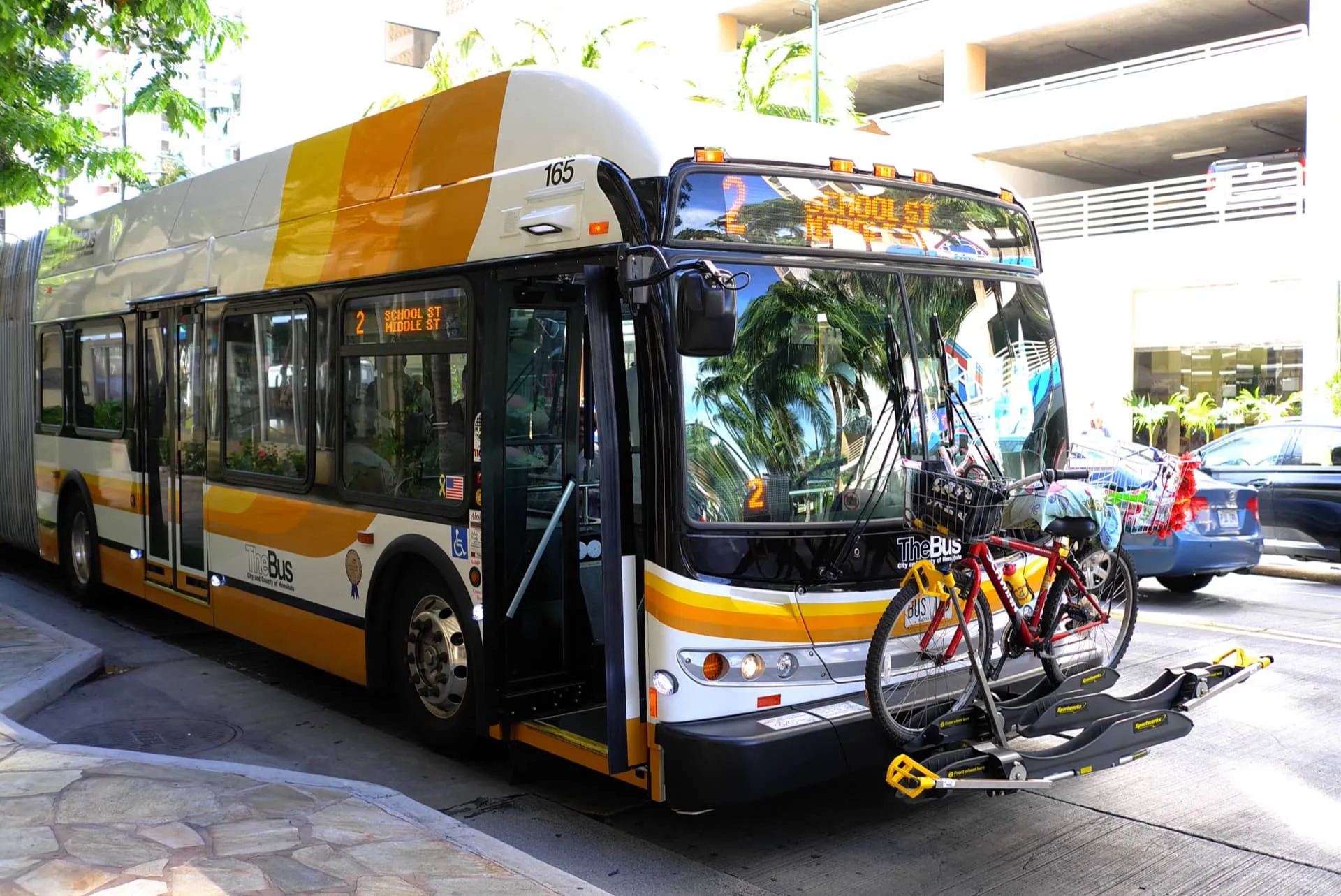 自転車が積まれているバス